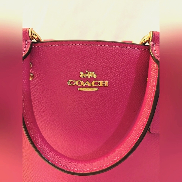 Beautiful Coach bag in fuschia with detachable shoulder strap. - Picture 2 of 9